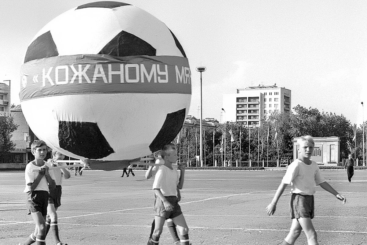    Открытие турнира "Кожаный мяч" в Краснодаре. 1974 г.