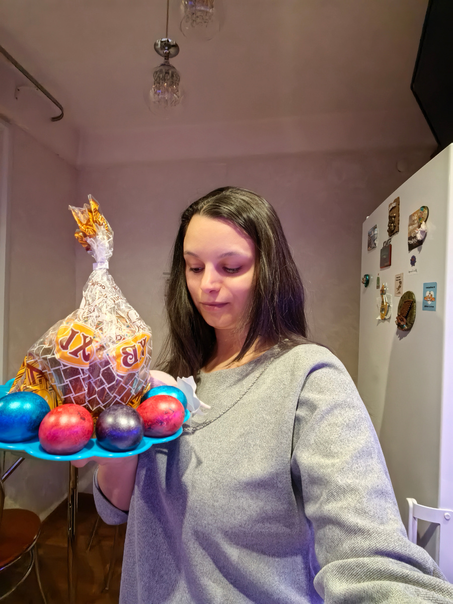 Я работала на Пасху, яйки красили дети