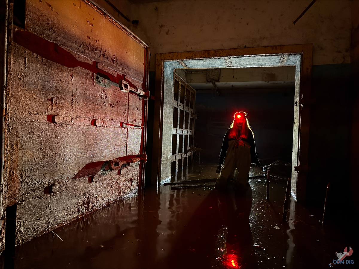 Автовъезд оборудованный защитно-герметическими воротами в заброшенном убежище гражданской обороны. 