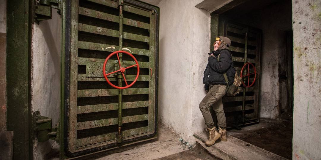 На входах в бомбоубежищах встречают не одна, а сразу несколько гермодверей. Почему так?