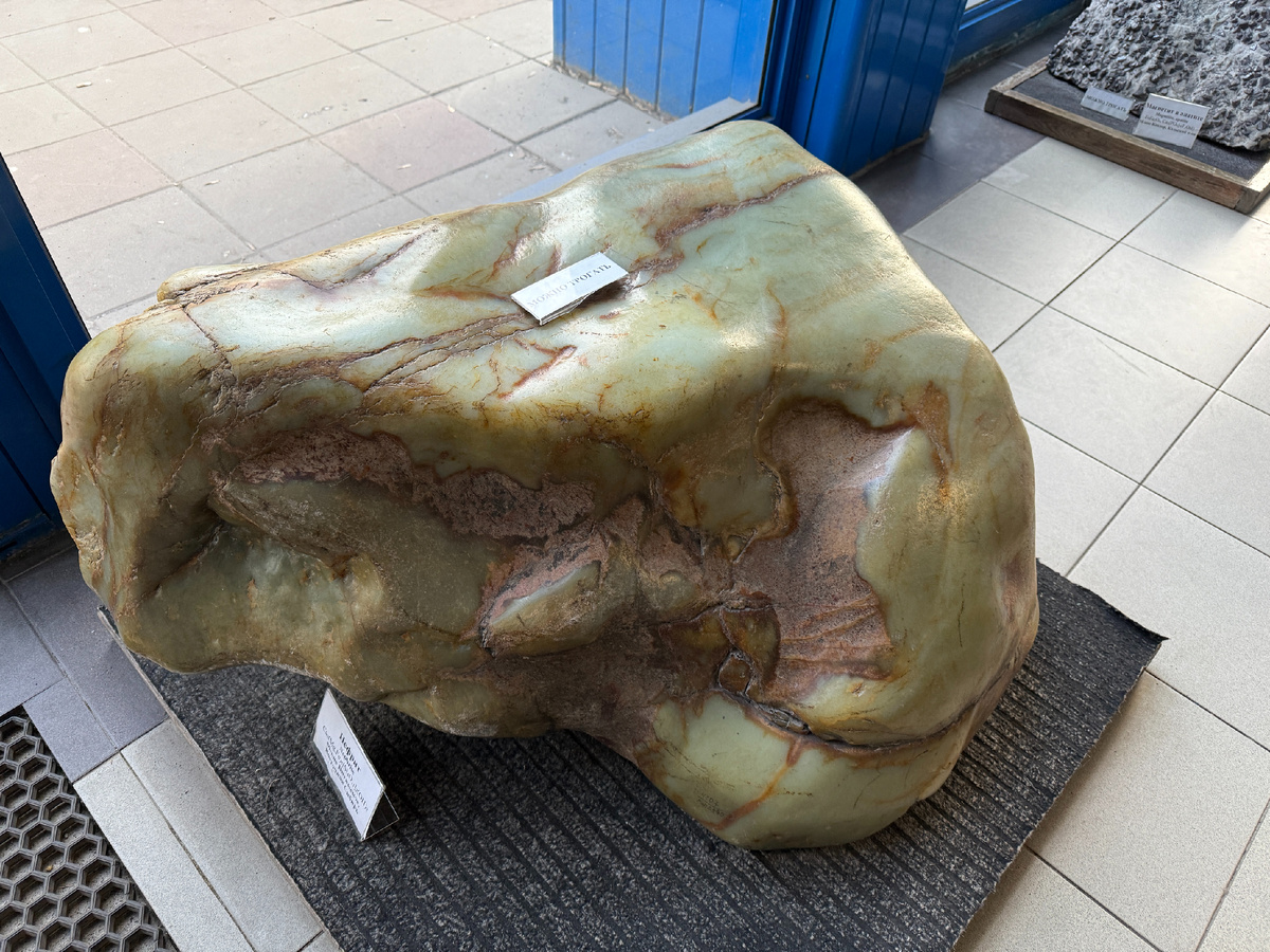 Прямо у входа - глыба нефрита. МОЖНО трогать руками! 😃