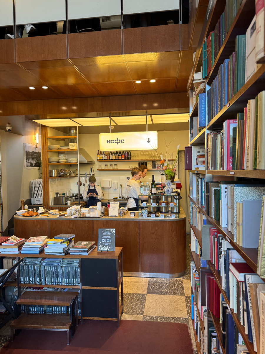 Кофе-спот прямо посреди книжных стеллажей