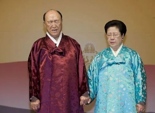 Преподобный Мун и Мать Хан молятся за Церковь и мир в 2009 году, в год принятия «Декларации о соблюдении».