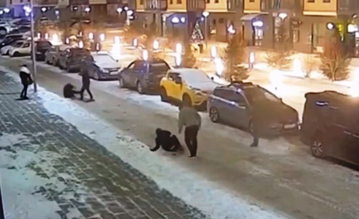 «Не трогайте наших девушек!»: в Красноярске двое мужчин получили урок уличной правды