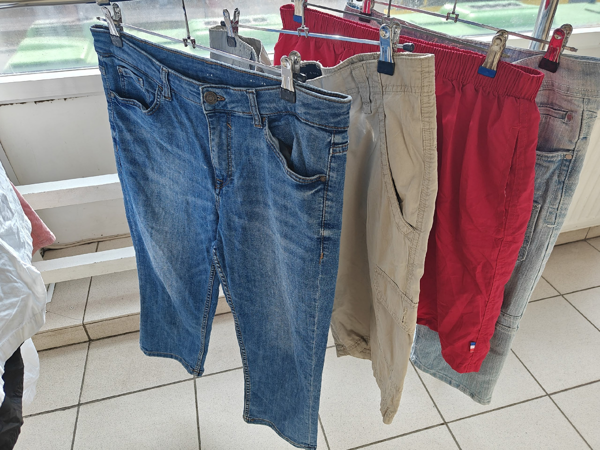 Полупустые вешалки в день завоза