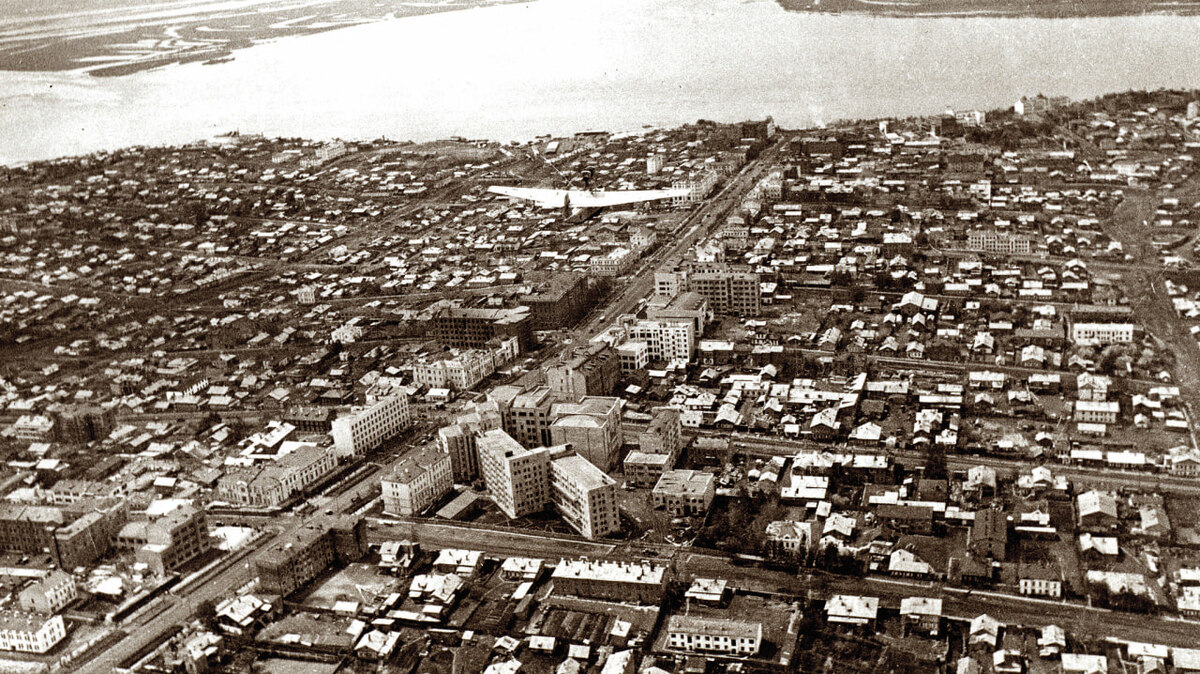    Идея отодвинуть деловой центр от Амура возникла еще в 1930-х годах