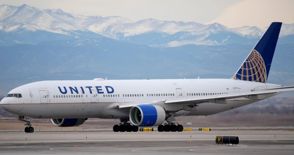 Небо становится золотым: United Airlines массово отменяет рейсы из-за взлетевших цен на топливо