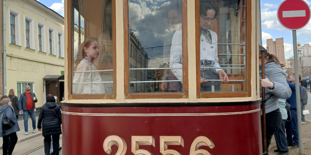 Парад ретро трамваев на улице Сергия Радонежского в Москве.