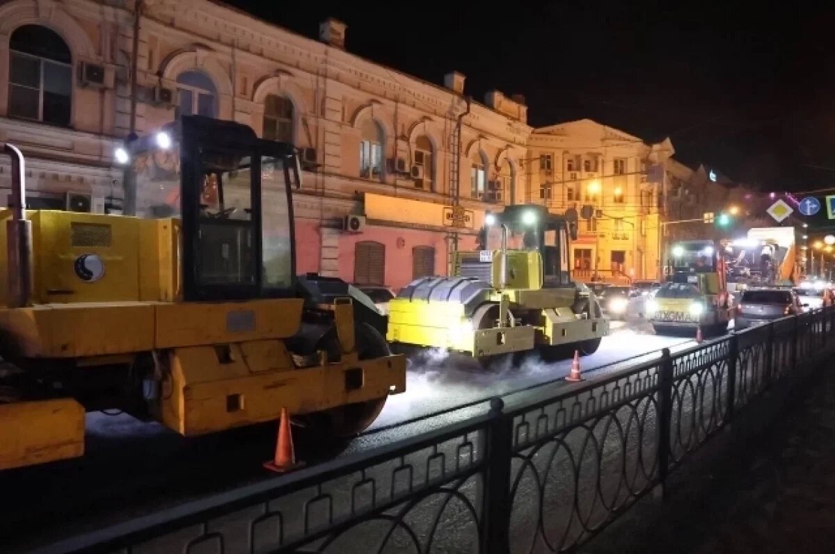    Первый слой асфальта уложили на ул. Адмиралтейской в Астрахани