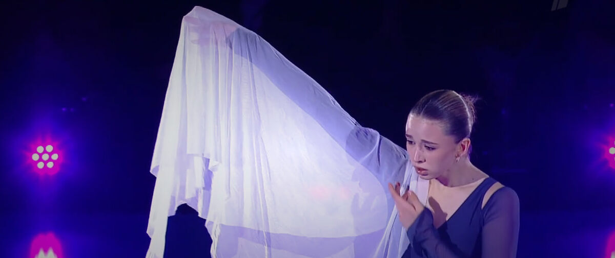    Жюри оценили номер Камилы Валиевой на 19,40 балла, фигуристка заняла первое место среди одиночниц, но по итогам зрительского голосования она не попала в число лучших и заняла девятое место в итоговом протоколе.