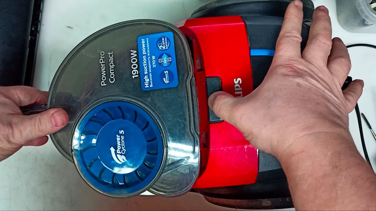 Снятие пылесборника пылесоса Philips FC9351/01