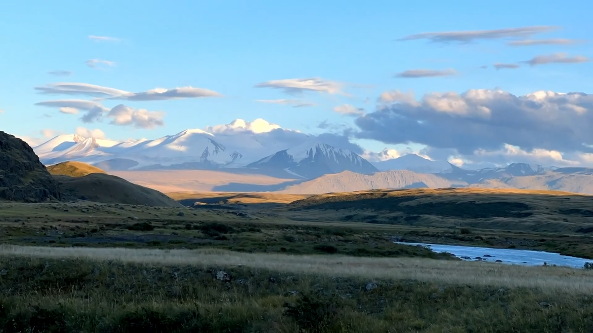 «Утро на священном плато Укок. Туман медленно сползает в долину реки Ак-Алаха, открывая вид на величественные ледники Табын-Богдо-Ола — место, где сходятся границы четырех стран.»