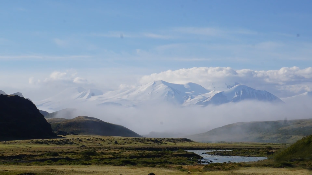 «Магия плато Укок: когда закатное солнце окрашивает долину в золотистые тона, а вечные снега Табын-Богдо-Ола кажутся совсем близкими.»