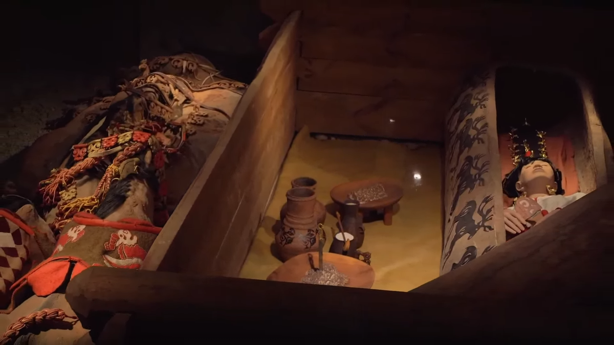 «Усыпальница "ледяной девы": так выглядит современная музейная инсталляция захоронения Принцессы Укока. Внутри деревянной колоды покоится сама знатная пазырыкская женщина, а рядом — глиняная посуда и снаряжение коней, которые должны были сопровождать её в загробном мире».