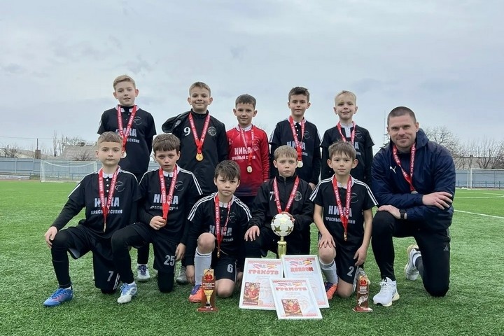 Футболисты «Ники» играли со старшими и заняли 2-е место