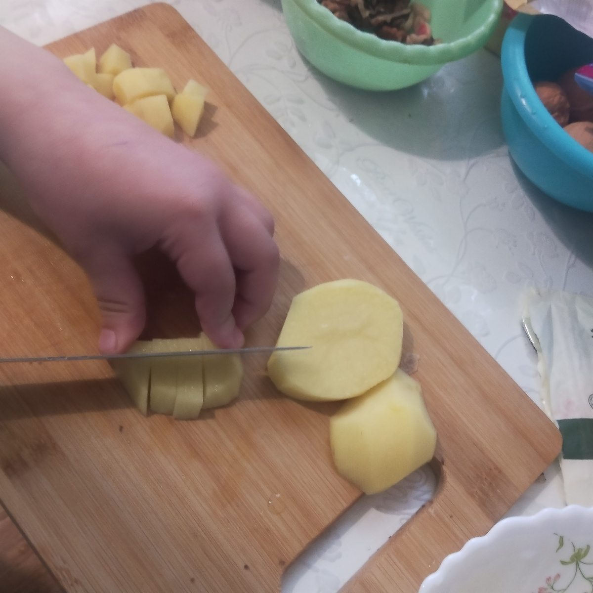 Фото автора. Сынок готовит...