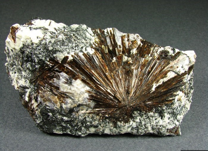 Сокровища Русского Севера: минералы, о которых мало кто знает. Астрофиллит