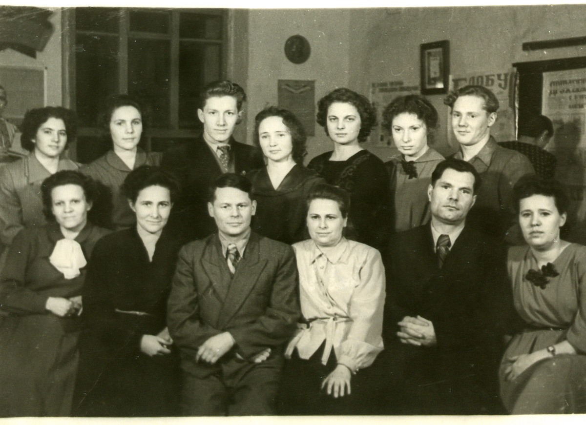 1 ряд: М. Д. Гущинская, А. А. Шурупова, Н. С. Боголюбов, Н. П. Ударцева, С. В. Тишков, М. И. Чистякова.
2 ряд: Упорова Тамара, Казанцева Ариадна, Савченко Владлен, Казанцева Людмила, Панчёха Евгения, Кадочникова Евгения, Шеломов  Рудольф (выпуск 1953 г.). Фото предоставлено Ангелиной Шмаковой.
