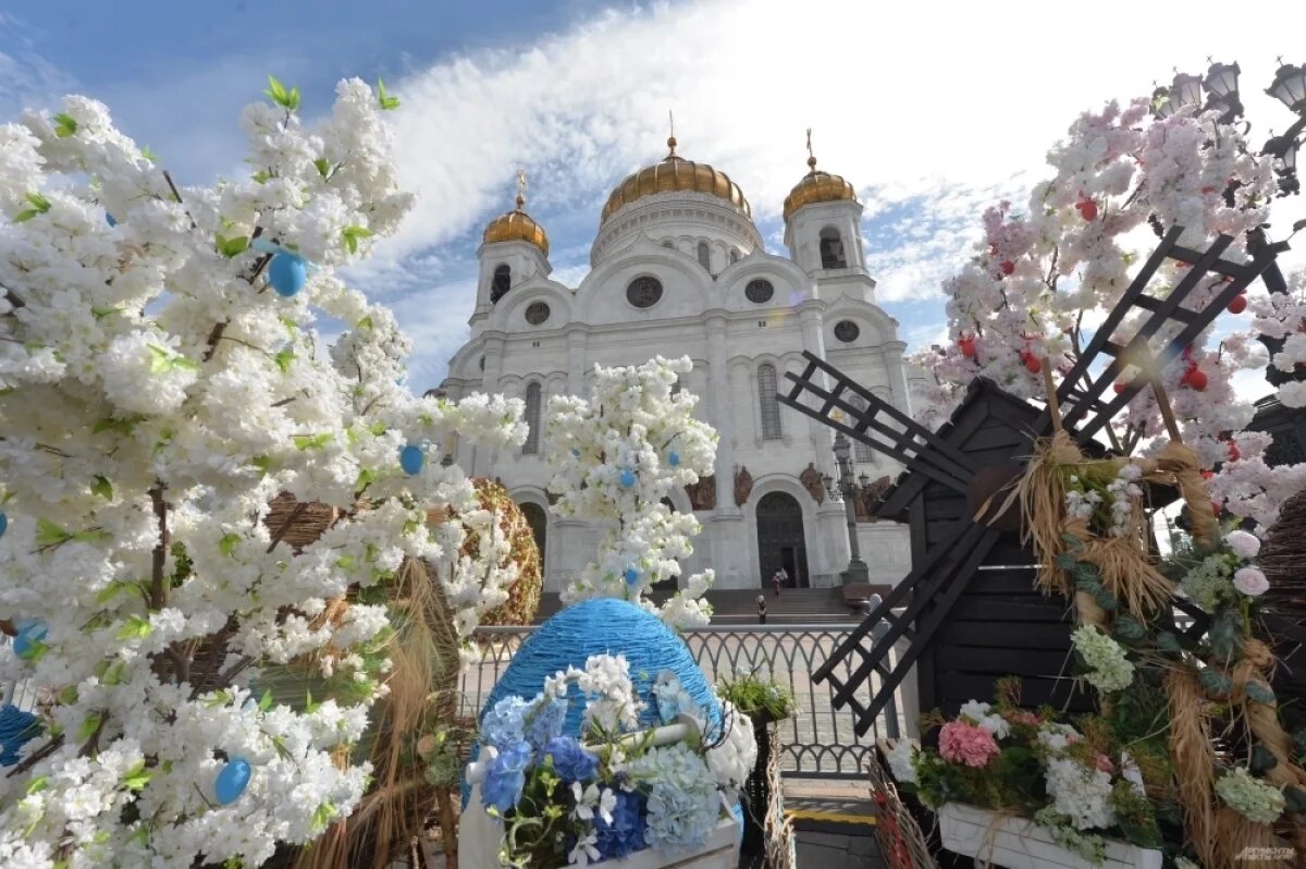    Паска, писанки и сало на столе.