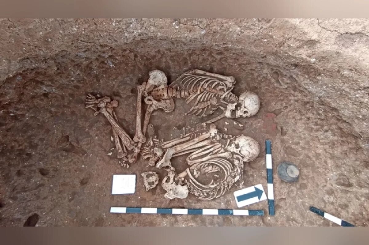    Двое взрослых и младенец между ними.