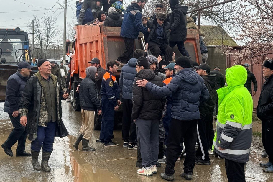 Эвакуация жителей, пострадавших от ливней в Дагестане. Фото: телеграм-канал МЧС Дагестана. Источник: t.me