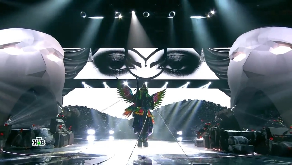 Кто снял маску в 9 выпуске «Маски» 5 апреля: Колибри уходит, и это точно Зара? Колибри покинет проект. И под её маской скрывается певица Зара. 