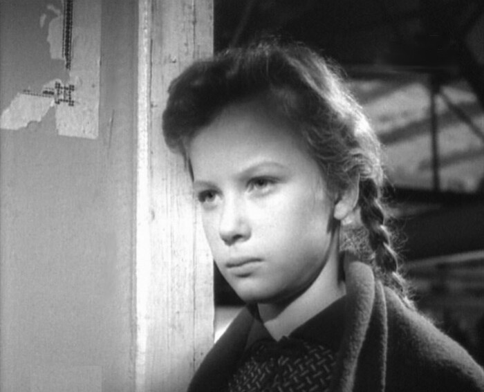    Юная Ирина Бразговка на съёмках фильма «Иду искать».