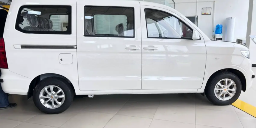 В 2 раза дешевле Ларгуса: начались продажи вэна Damas 3 за 880 000 рублей