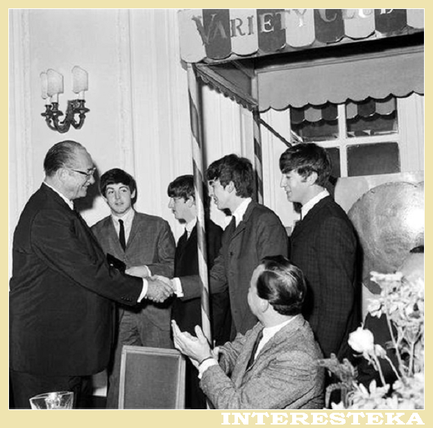 1963.09.10. Рядом с ''The Beatles'' в отеле ''Savoy Hotel'' (г.Лондон) на ланче ''Variety Club of Great Britan'' - С.Джей Латта, ведущий баркер ''Variety Club'' и Дэвид Джейкобс, телеведущий