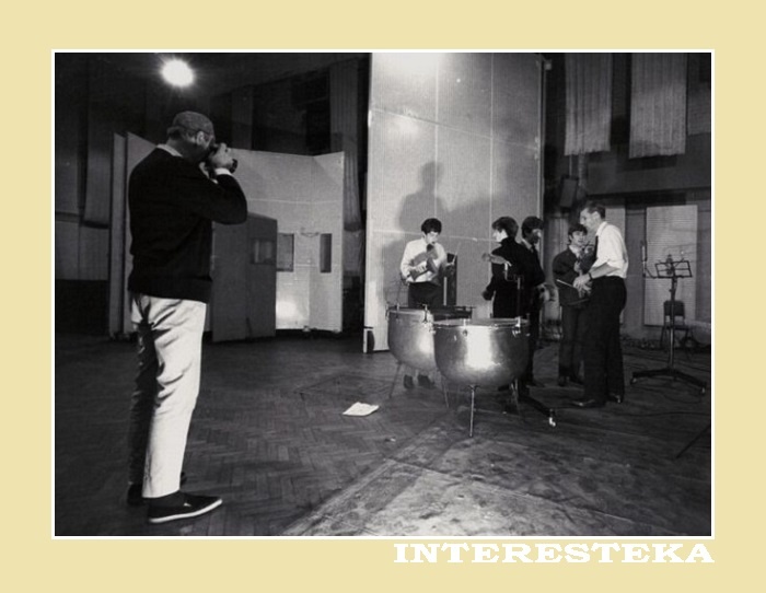 1963.09.12. Рядом с ''The Beatles'' в студии ''EMI Studios'' (г.Лондон)  - саунд-продюсер Джордж Мартин и фотограф Норман Паркинсон.