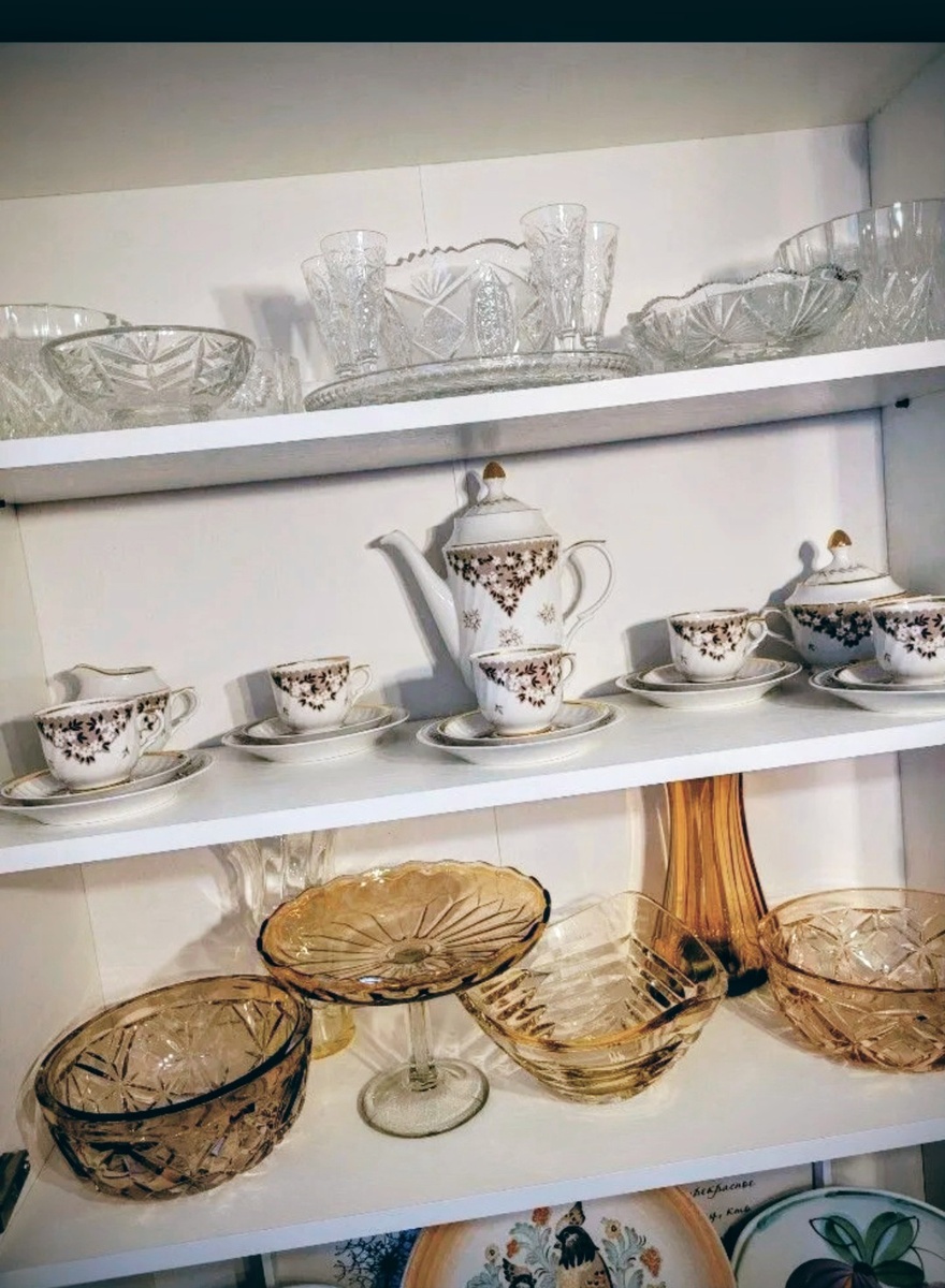 На средней полке мой красавчик Бывший мой).Отлично вписался! .