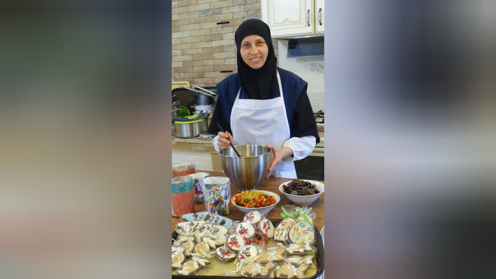    Инокиня София поделилась с журналистами особенностями монастырской пасхальной выпечки. Фото Архипа Ларченко. Евгения Мажитова