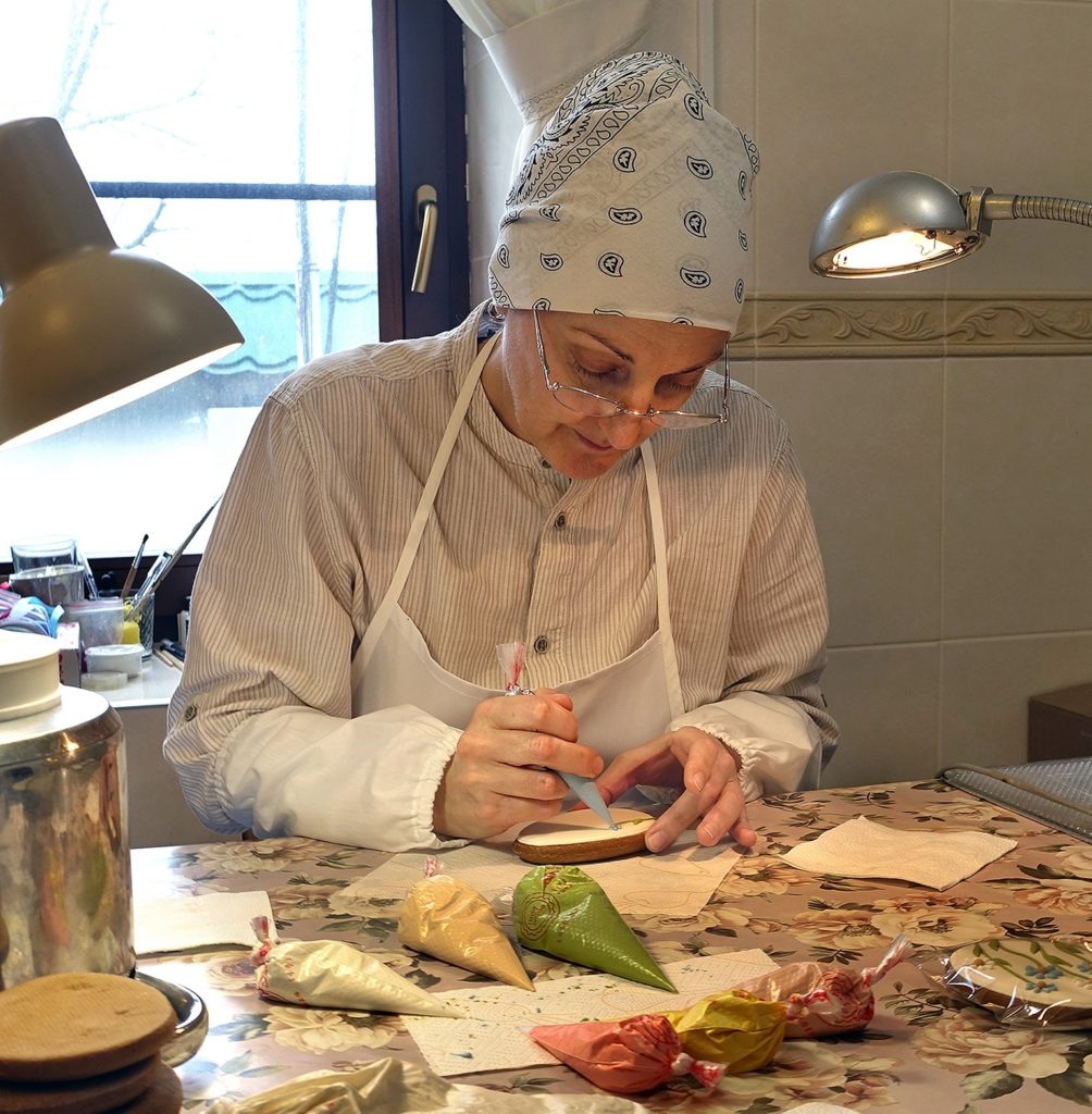    Помощница Светлана за росписью пряников. Евгения Мажитова