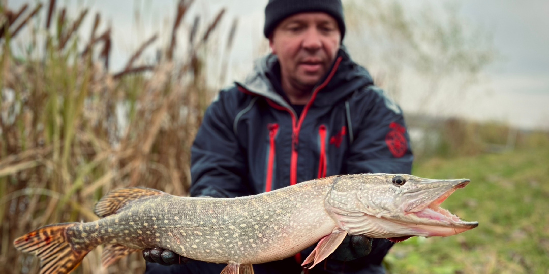 Щука ранней весной с берега!!!