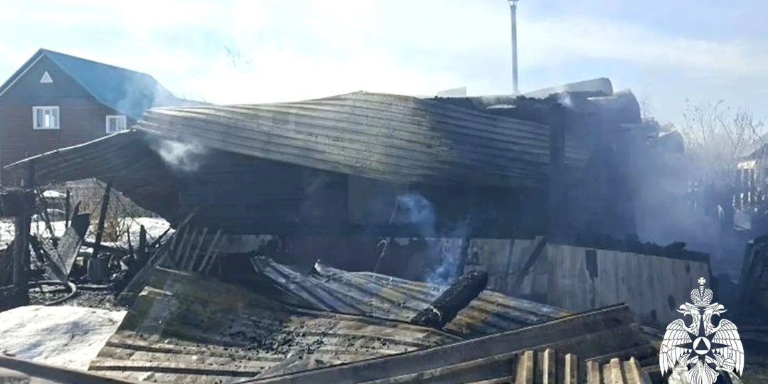 В Томском районе загорелся дом: пострадал человек, сгорели постройки и автомобиль