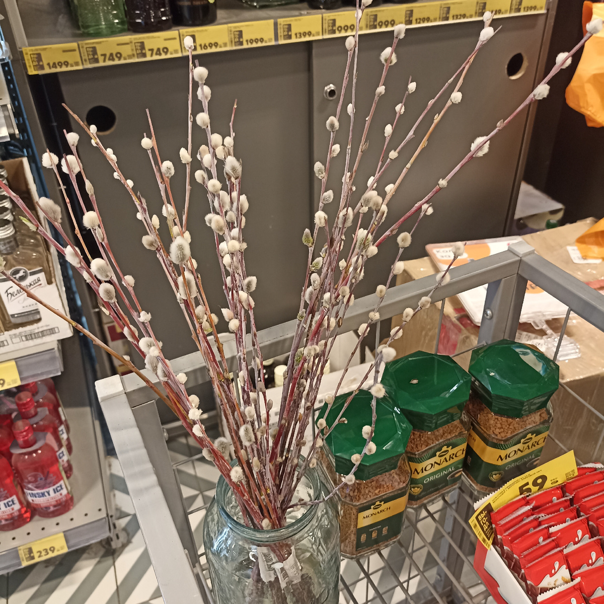 Маленький букетик из пяти веточек вербы в одном сетевом магазине Тулы стоит сегодня 250 рублей