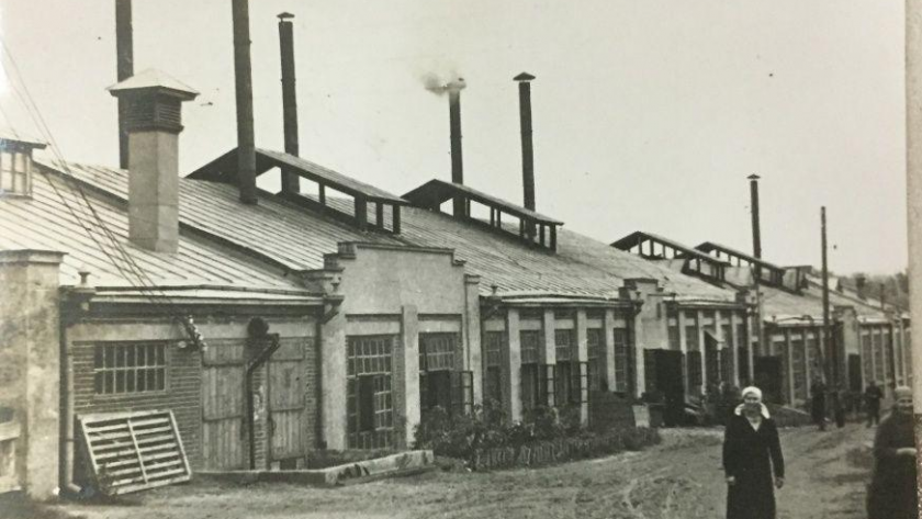    Фото: Заготовительный цех Павловской артели им. Штанге, первая половина ХХ века / госкаталог.рф с сайта iq.vgoroden.ru