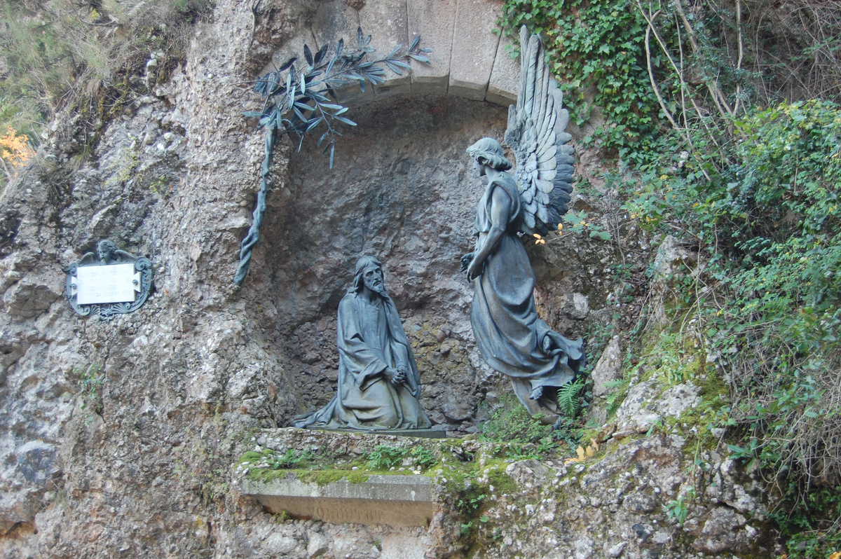 Моление о чаше в Гефсиманском саду. Может быть, так свет падет на лицо Христа, но взгляд у него очень подозрительный.