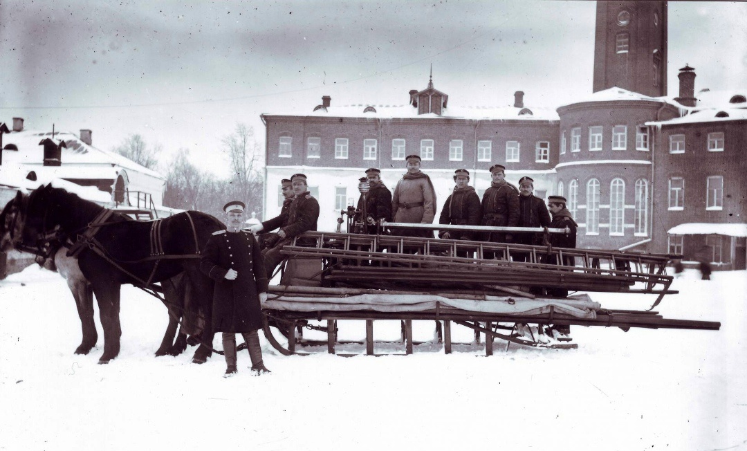 фото с просторов Интернета. Возможно, брандмейстер Г.Ф, Гофман и пожарный обоз во дворе 1-й пожарной части Смоленска, 1910-11 г.г.