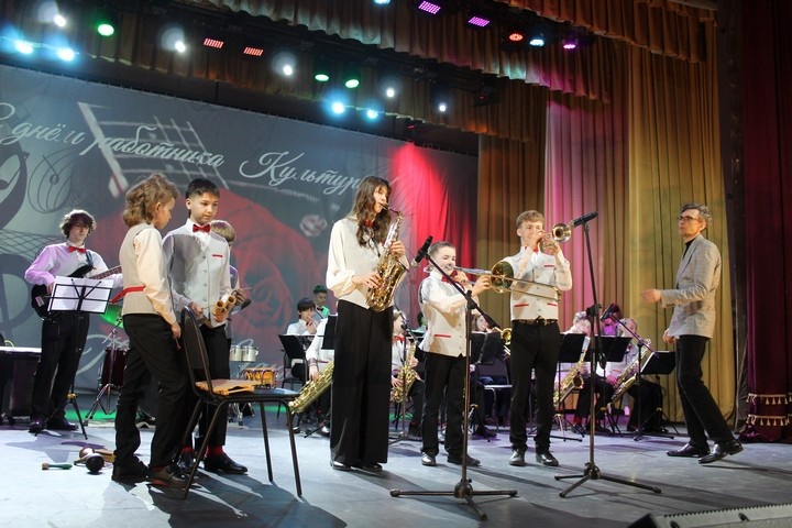 Праздник тех, кто создаёт красоту: в РДК прошло торжественное мероприятие ко Дню работника культуры