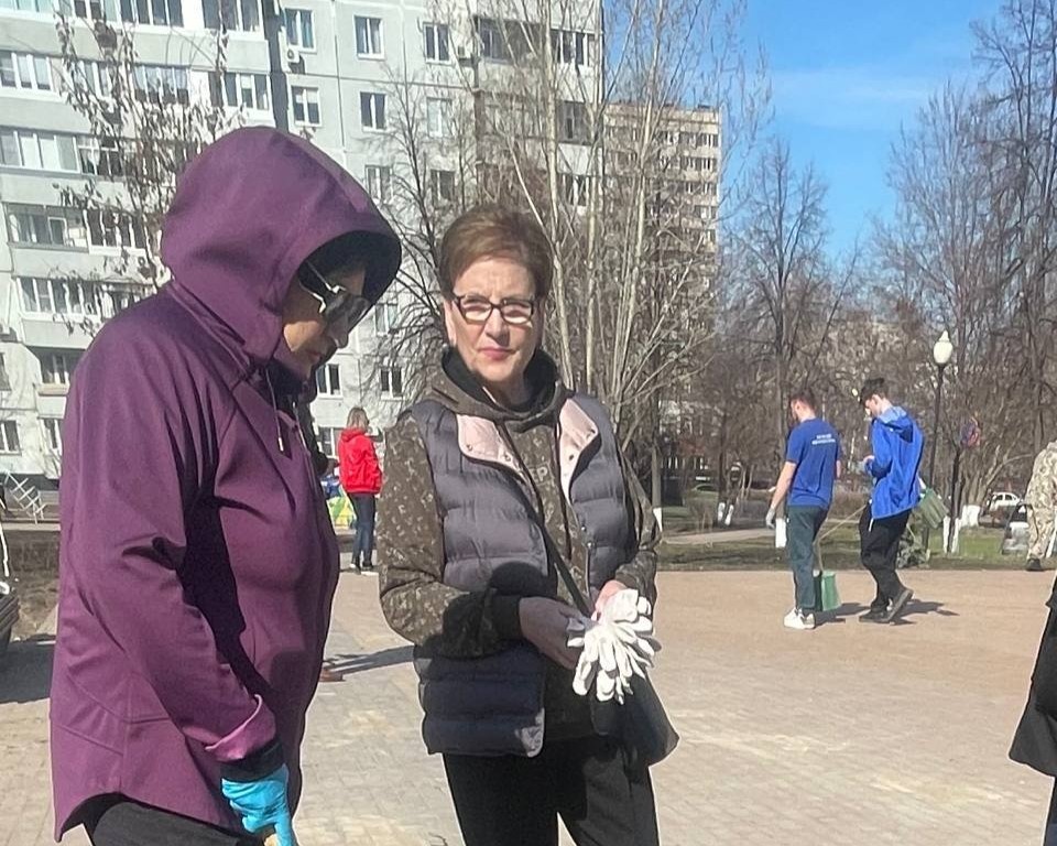 На фото справа (держит в руках белые перчатки) депутат Самарской губдумы Екатерина Кузьмичёва