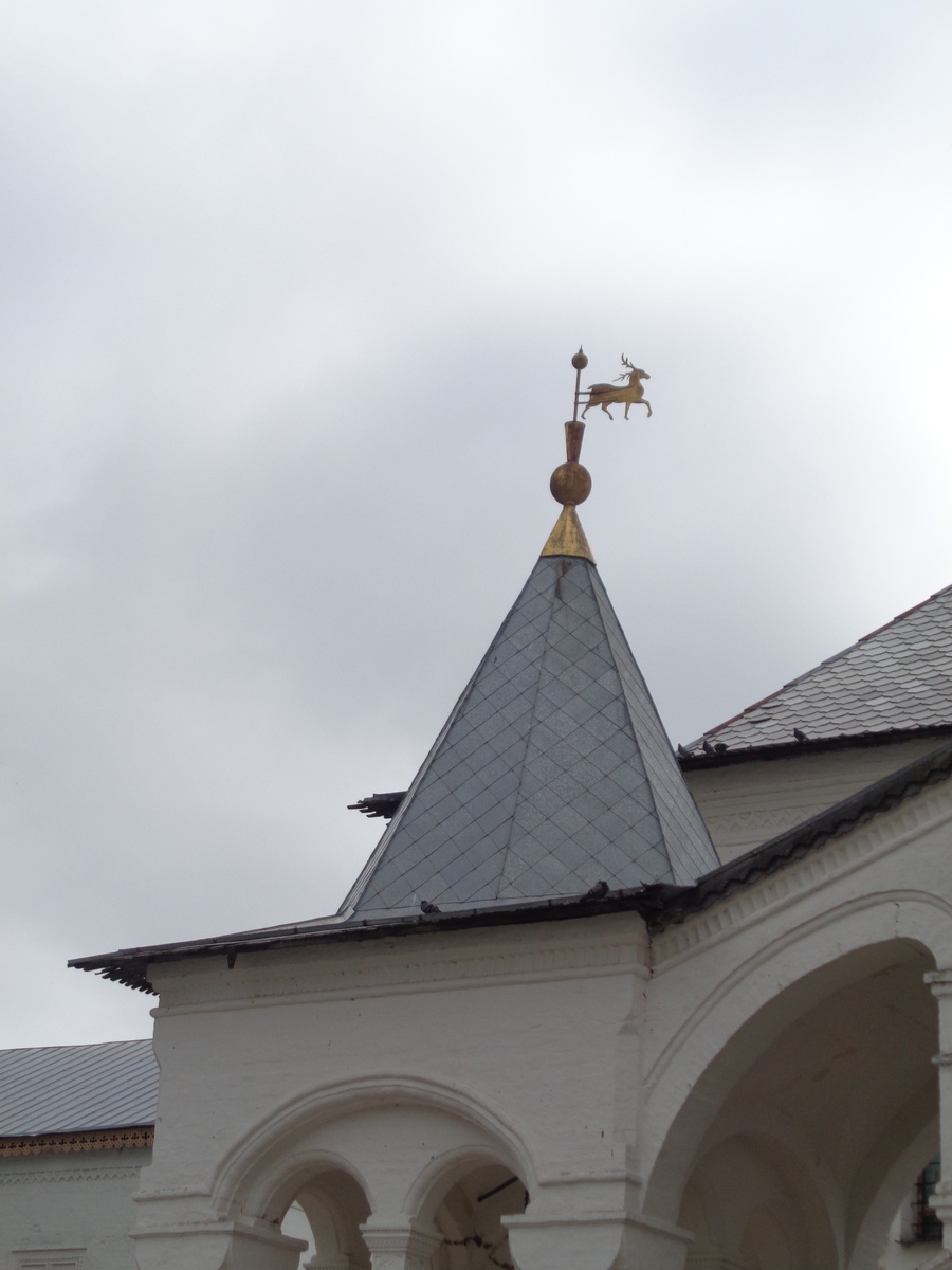 Золотой олень - геральдический символ Ростова. 