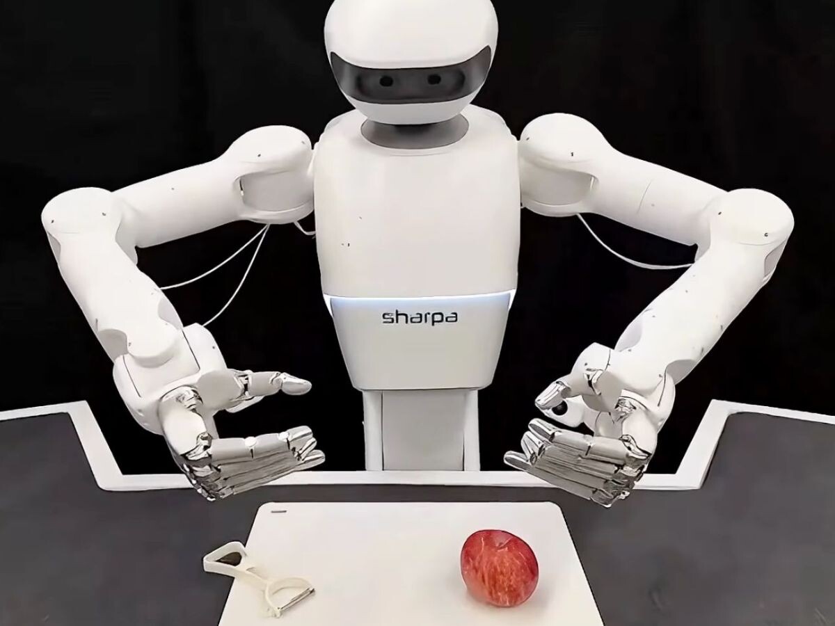    Робот Sharpa сумел почистить яблоко не хуже человека