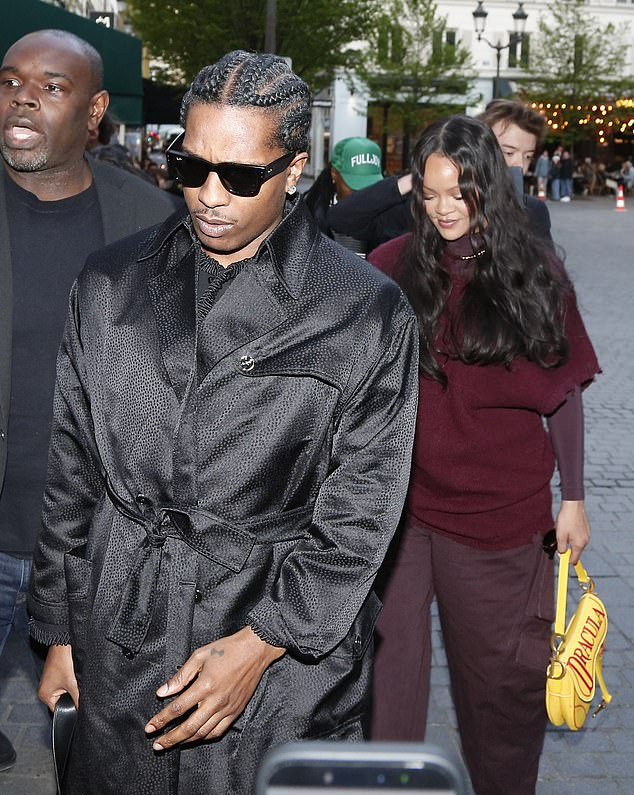    Источник: Backgrid / MEGA | Рианна и A$AP Rocky впервые вышли в свет после стрельбы у их дома