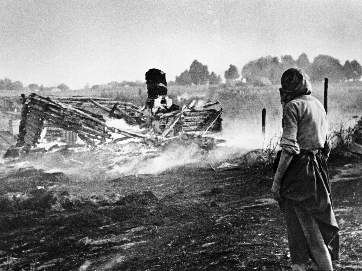    Освобождение Белоруссии от немецко-фашистских захватчиков. Гитлеровцы сожгли дотла белорусскую деревню. 1944 год | © РИА Новости / Макс Альперт