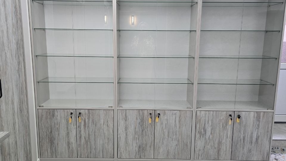 Срочно продаются шкафы,витрины.Мебель была изготовлена для аптеки