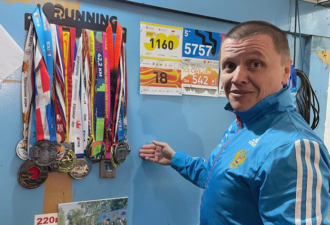    30 марта, Юсьва. Станислав Исаков работает звукорежиссёром в Юсьвинском районном доме культуры. В его «каморке» висят и его беговые медали. Это лишь часть его наград – самые ценные. Их он принёс показать ребятам на занятие, так они и остались висеть здесь. Фото: Елена Истомина, ПН