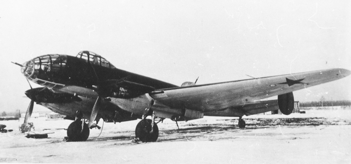 Серийный дальний бомбардировщик Ер-2, на котором осенью 1941 г. установили двигатели АМ-37 с доработками системы их охлаждения и три крупнокалиберных пулемета БТ. Снимок предоставил А. Медведь