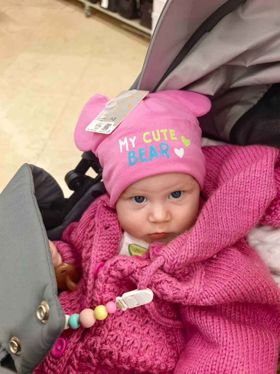 Николь явно не нравится шапка