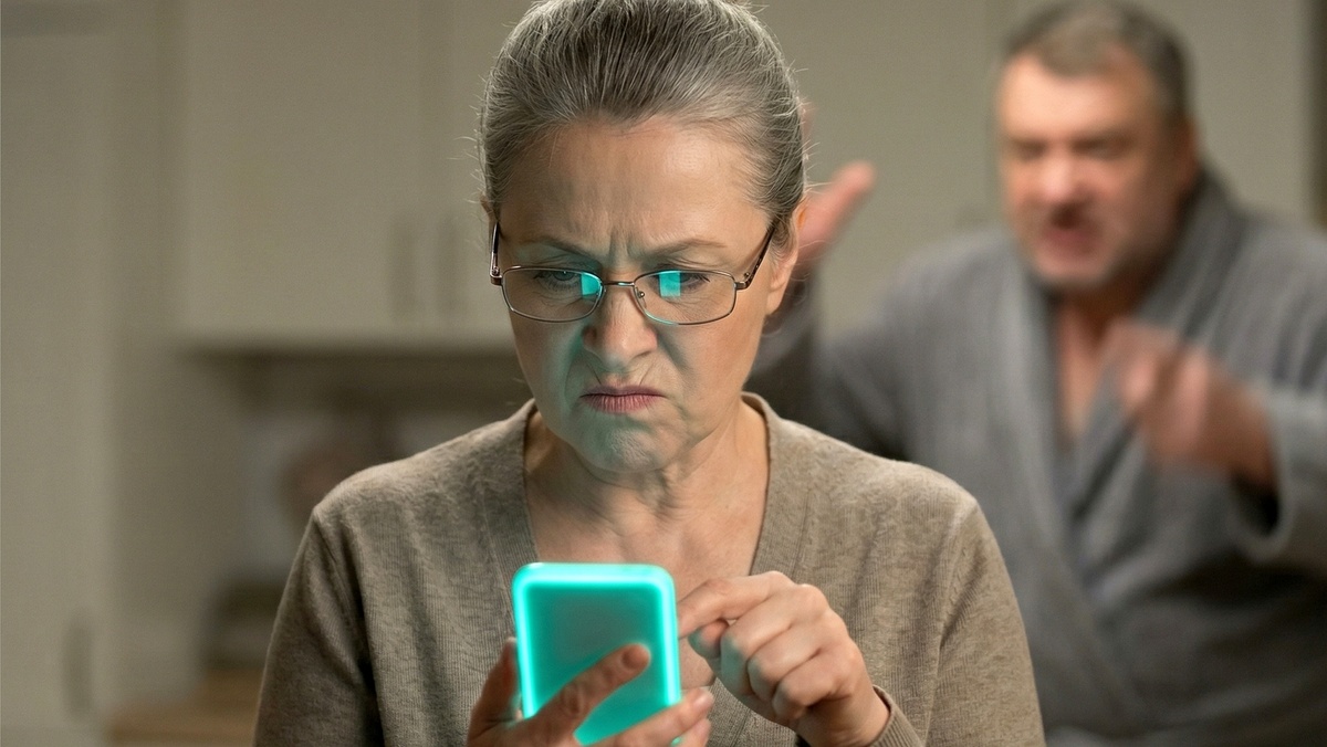 Муж думал, я не замечу перевод, а я заметила даже его фальшивую улыбку